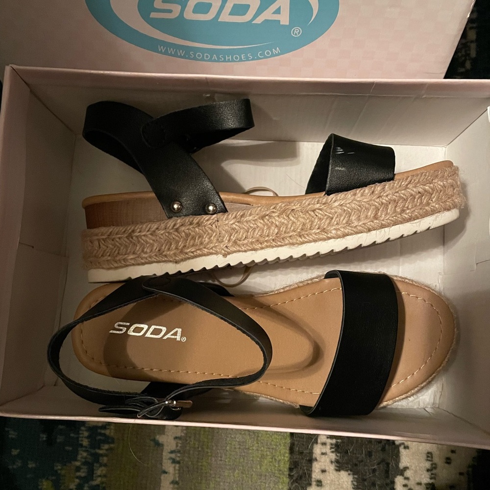 Soda platform sandals